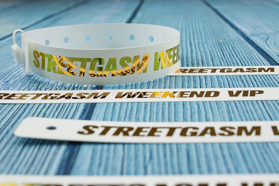 polsbandjes met metallic gouden bedrukking via foliedruk